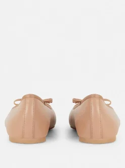 Baleriny na płaskiej podeszwie z kokardką