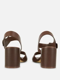 Buty na obcasie klockowym z ozdobnymi oczkami