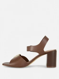 Buty na obcasie klockowym z ozdobnymi oczkami