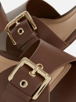 Buty na obcasie klockowym z ozdobnymi oczkami