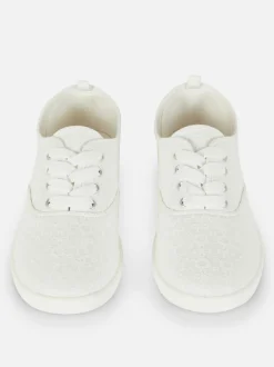 Buty sportowe z haftem na płaskiej platformie
