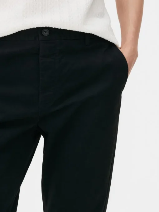 Elastyczne chinosy o kroju slim fit