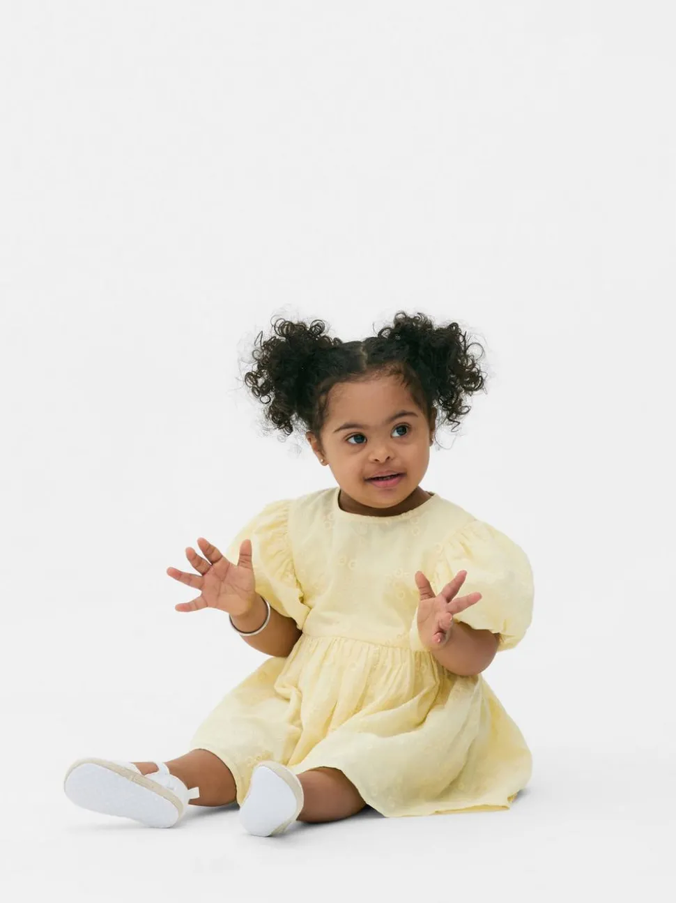 Haftowana sukienka z bufiastymi rękawami i falbanką