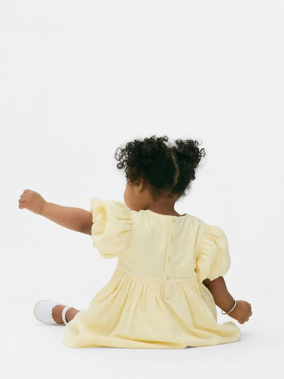 Haftowana sukienka z bufiastymi rękawami i falbanką