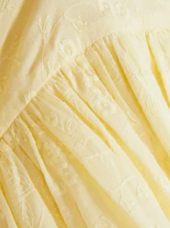 Haftowana sukienka z bufiastymi rękawami i falbanką