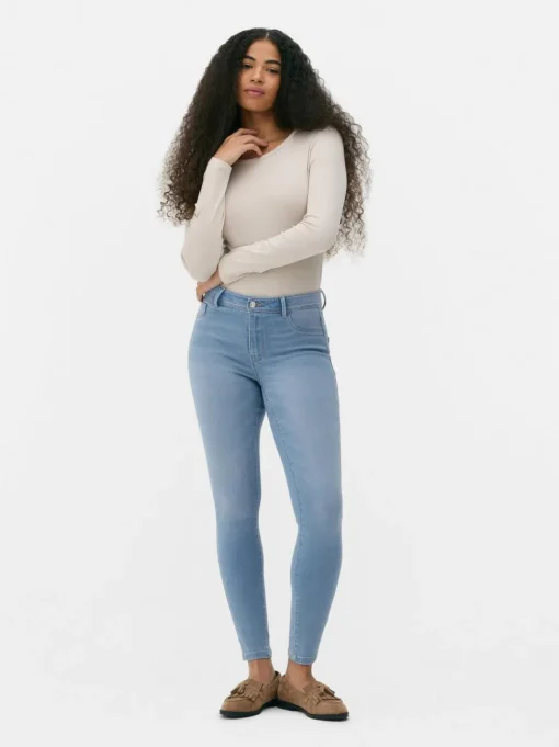 Jeansy ze średnim stanem o kroju skinny | standard