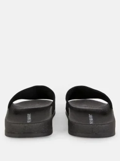 Klapki na basen z szydełkowym wzorem