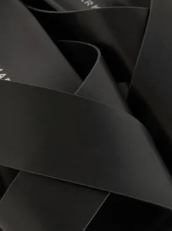 Klapki ze skrzyżowanymi paskami