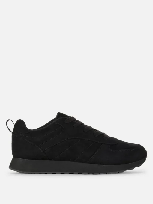 Klasyczne sznurowane buty sportowe