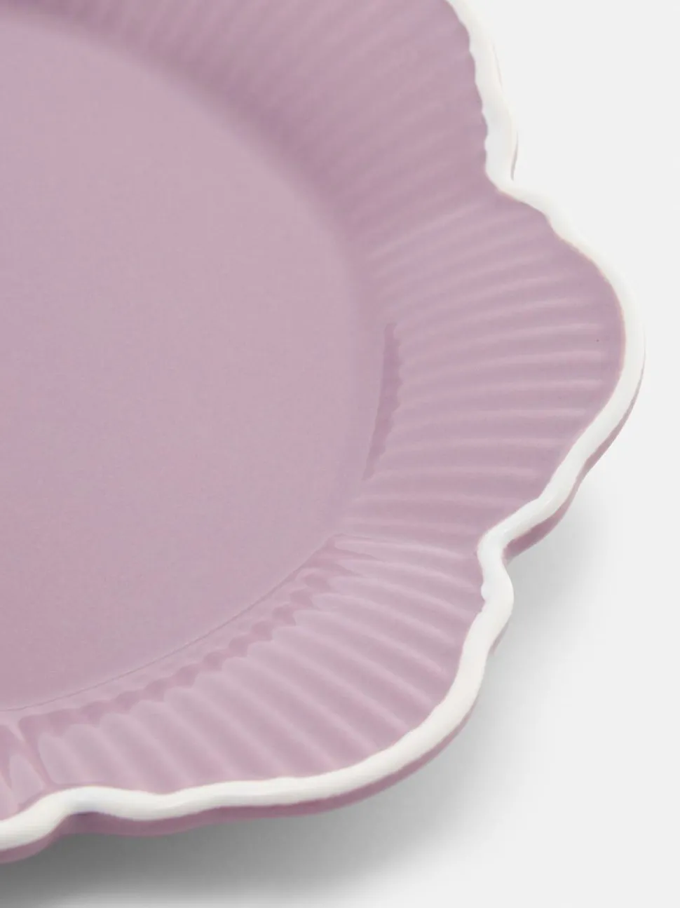 Mały talerz z muszelkowym wykończeniem