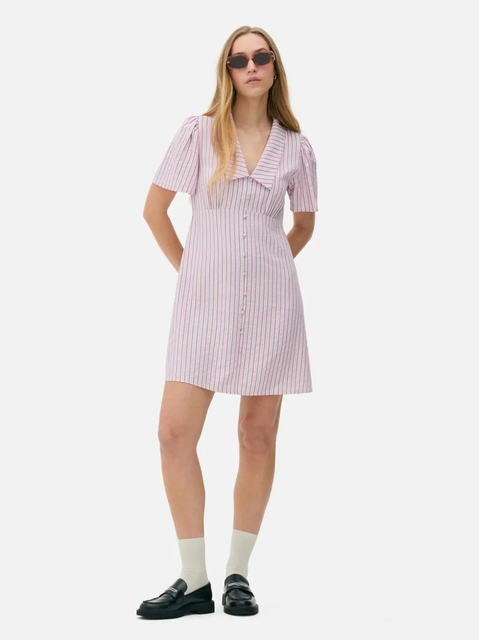 Minisukienka popołudniowa w paski z guzikami