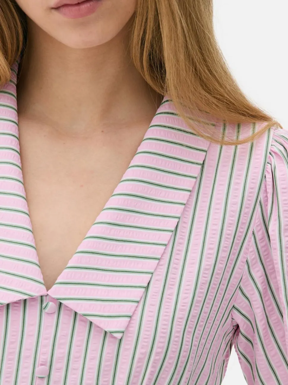 Minisukienka popołudniowa w paski z guzikami