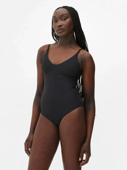 Modelujące body z formowanymi miseczkami