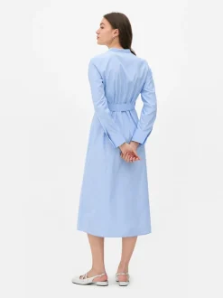 Pasiasta sukienka koszulowa z paskiem