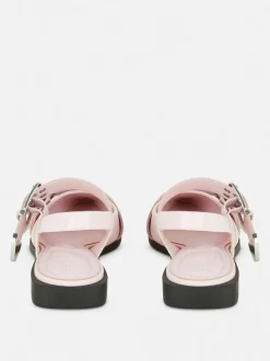 Płaskie spiczaste baleriny z paskiem z oczkami