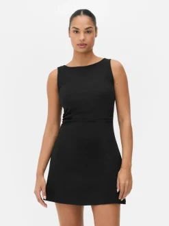 Podkreślająca sylwetkę sukienka mini z marszczeniami