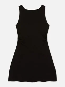 Podkreślająca sylwetkę sukienka mini z marszczeniami