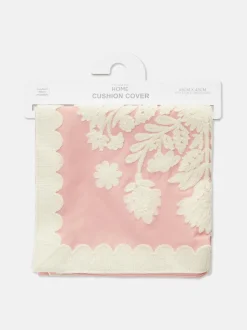 Poduszka z kwiatowym haftem w stonowanej kolorystyce