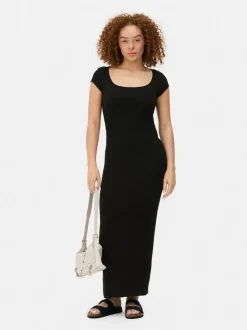 Prążkowana sukienka maxi o dopasowanym kroju