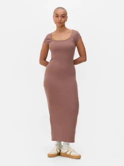 Prążkowana sukienka maxi o dopasowanym kroju