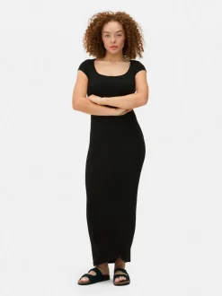 Prążkowana sukienka maxi o dopasowanym kroju