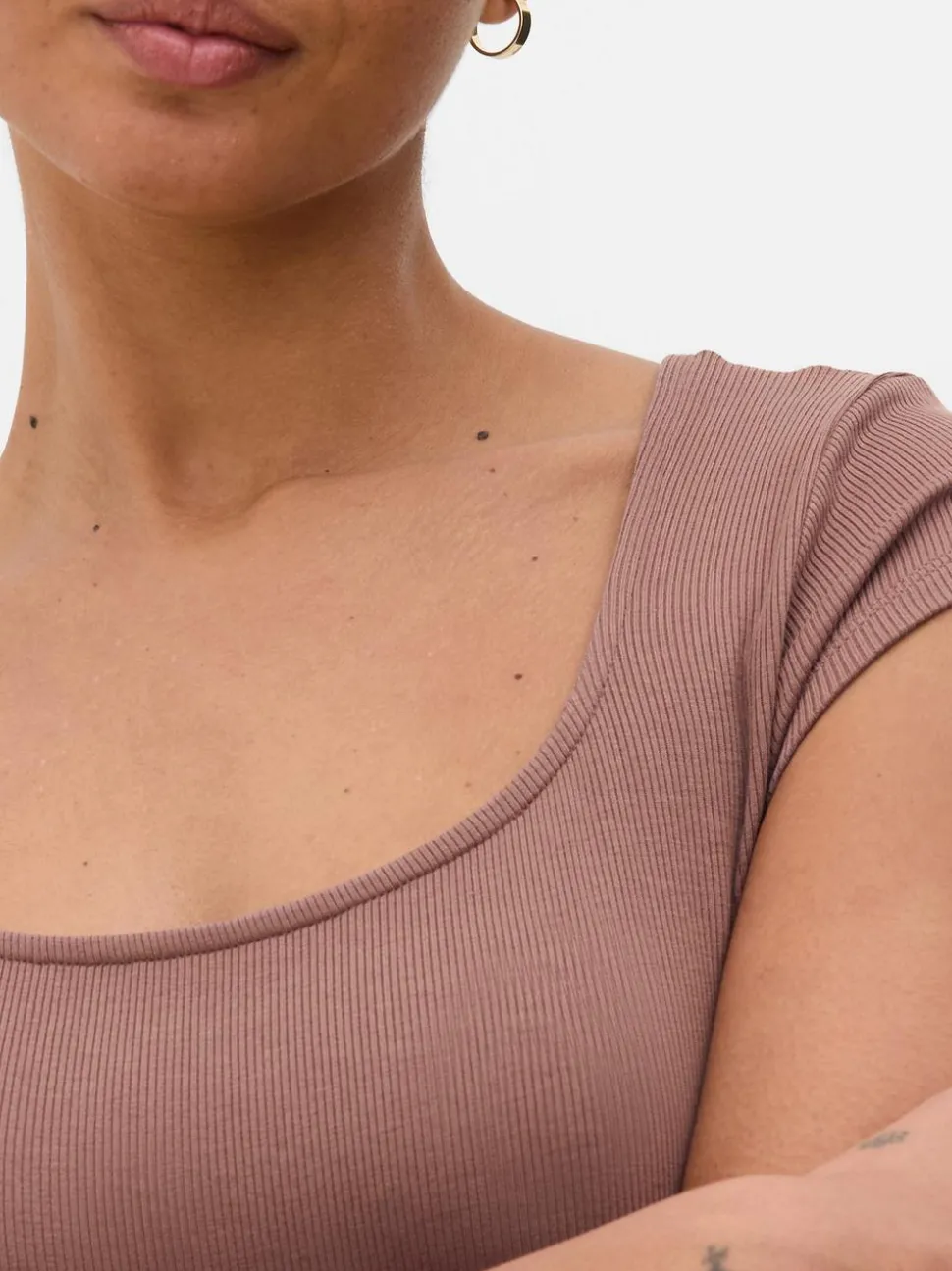 Prążkowana sukienka maxi o dopasowanym kroju