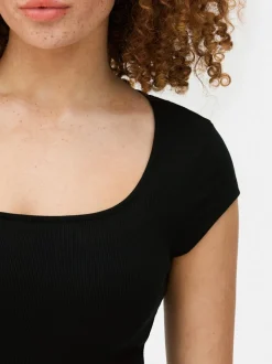 Prążkowana sukienka maxi o dopasowanym kroju