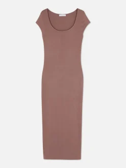 Prążkowana sukienka maxi o dopasowanym kroju