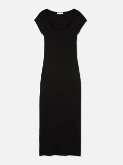 Prążkowana sukienka maxi o dopasowanym kroju