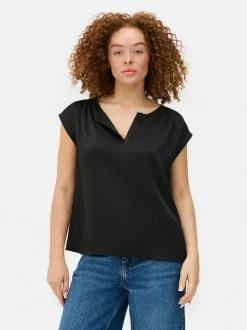 Satynowy T-shirt z dekoltem w serek