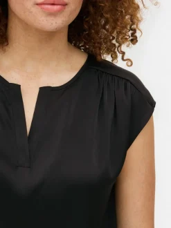 Satynowy T-shirt z dekoltem w serek