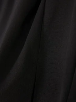 Spódnico-szorty z rozcięciem u dołu