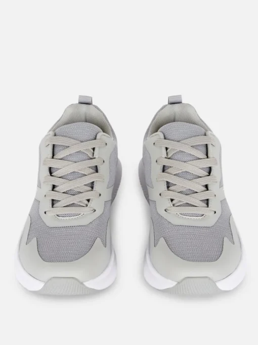 Sznurowane buty sportowe