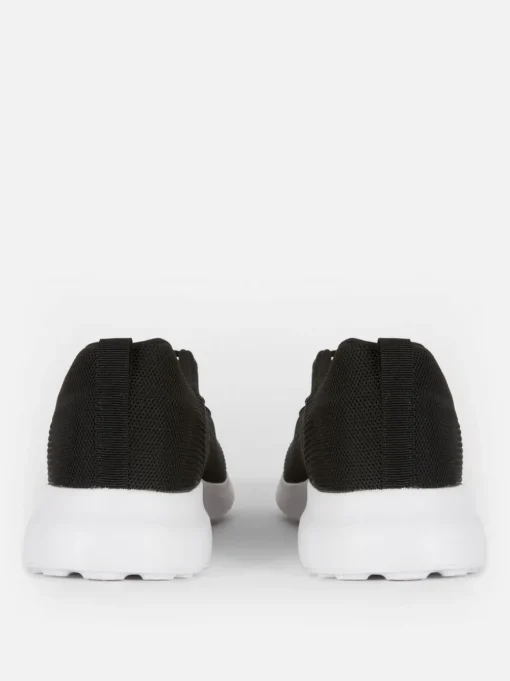 Sznurowane buty sportowe