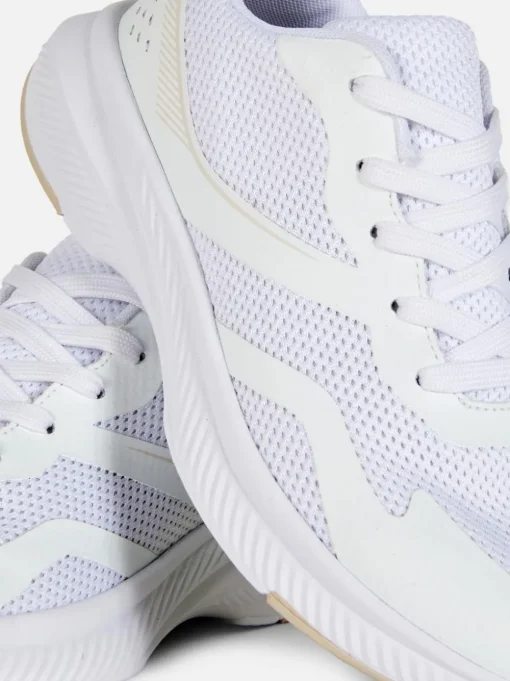 Sznurowane buty sportowe