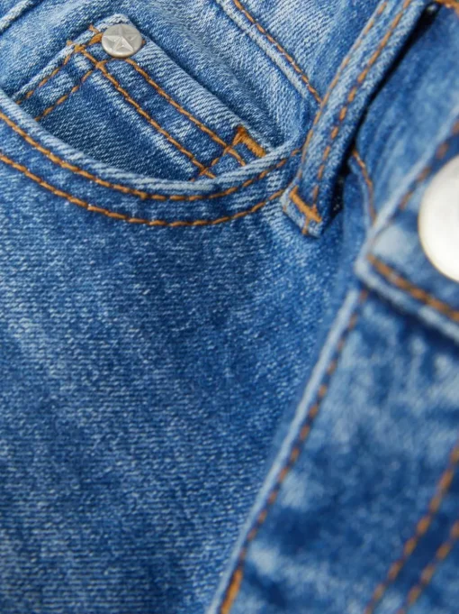 Szorty jeansowe z postrzępionym wykończeniem nogawek