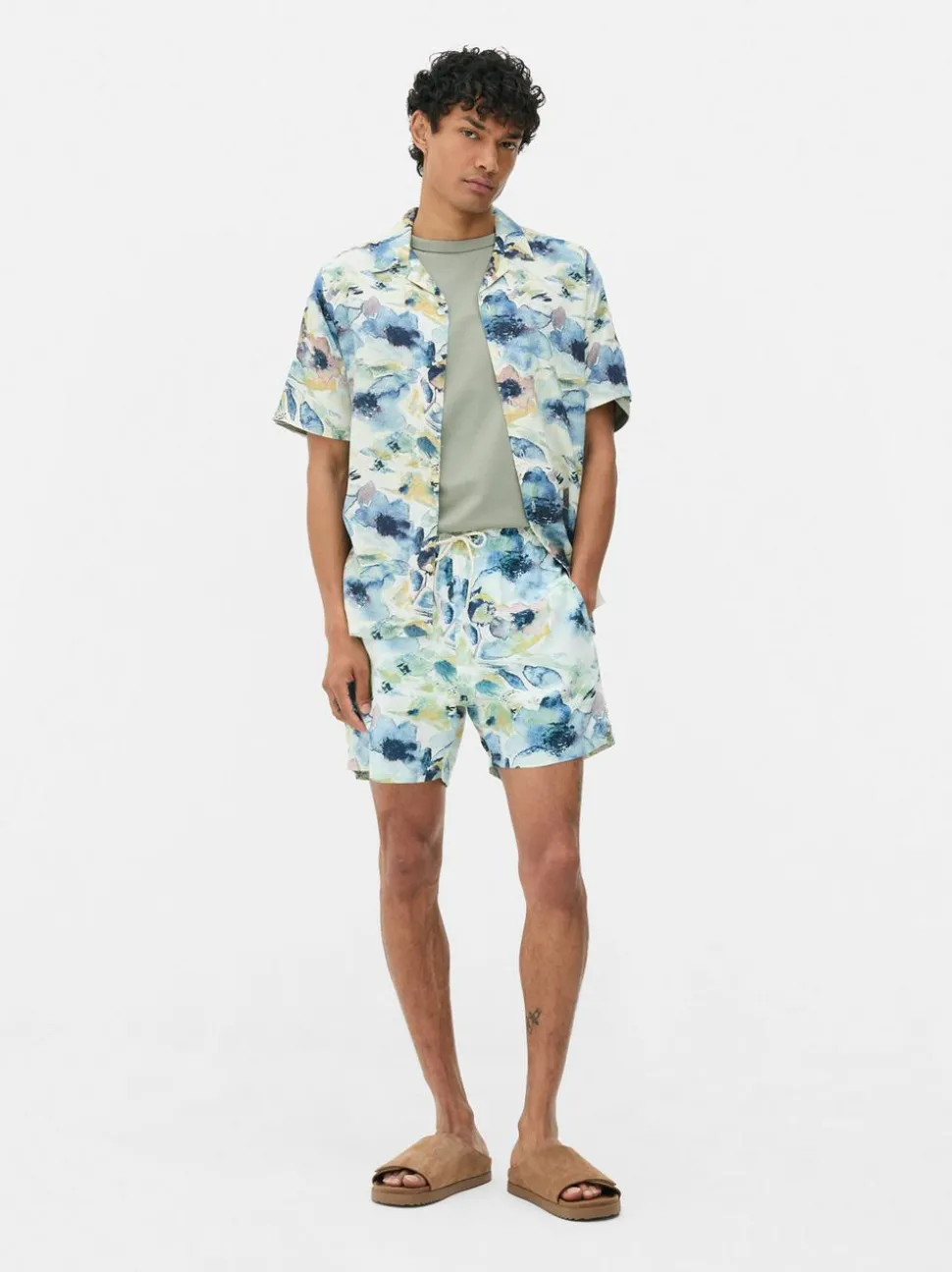 Szorty kąpielowe ze sznurkiem w akwarelowe kwiaty