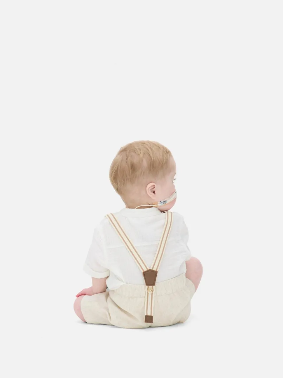 T-shirt i szorty z szelkami, komplet