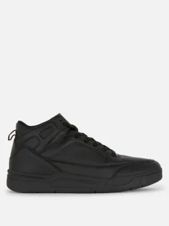 Wysokie buty sportowe w koszykarskim stylu