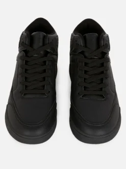 Wysokie buty sportowe w koszykarskim stylu
