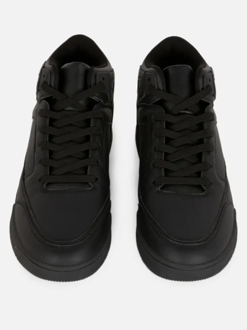 Wysokie buty sportowe w koszykarskim stylu