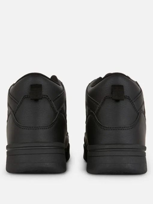 Wysokie buty sportowe w koszykarskim stylu