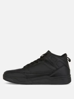 Wysokie buty sportowe w koszykarskim stylu