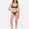 Wysoko wycięty dół od bikini z piki Paula Echevarría