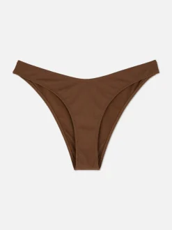 Wysoko wycięty dół od bikini z piki Paula Echevarría