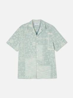 Zapinana na guziki koszula z wzorem bandany