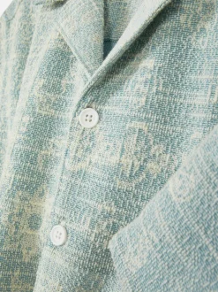 Zapinana na guziki koszula z wzorem bandany