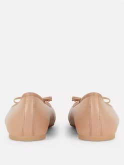 Baleriny na płaskiej podeszwie z kokardką