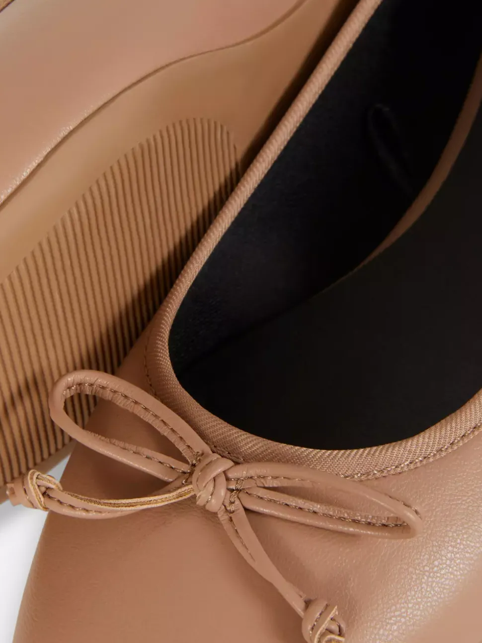 Baleriny na płaskiej podeszwie z kokardką