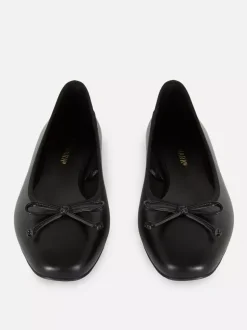 Baleriny na płaskiej podeszwie z kokardką